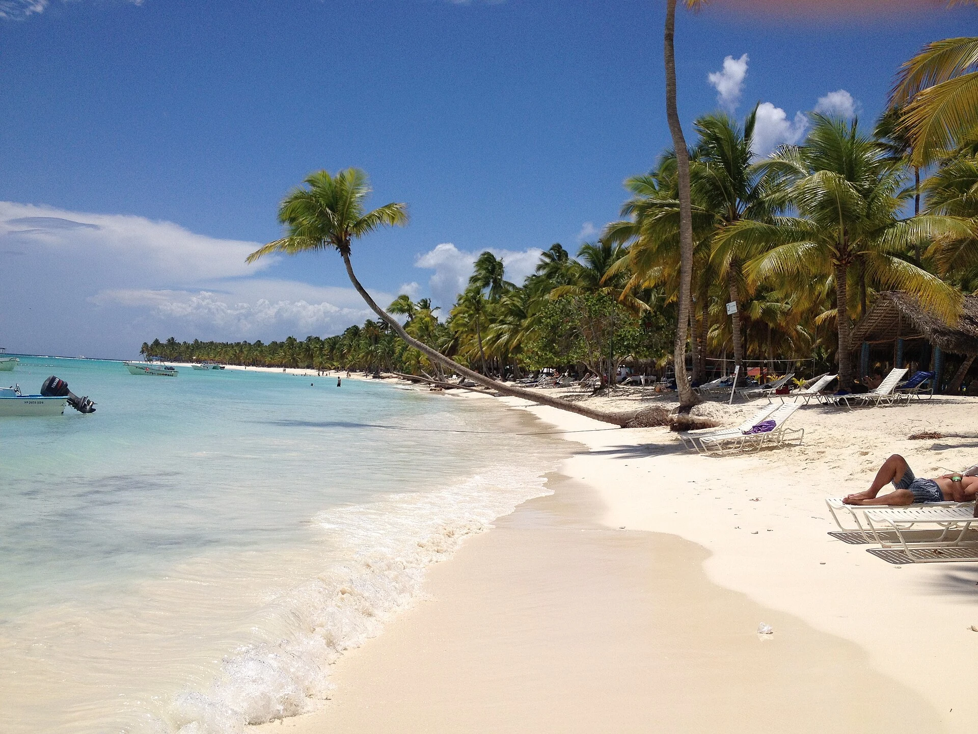 Sabbia bianca e palme accanto alle acque basse dei Caraibi a Saona