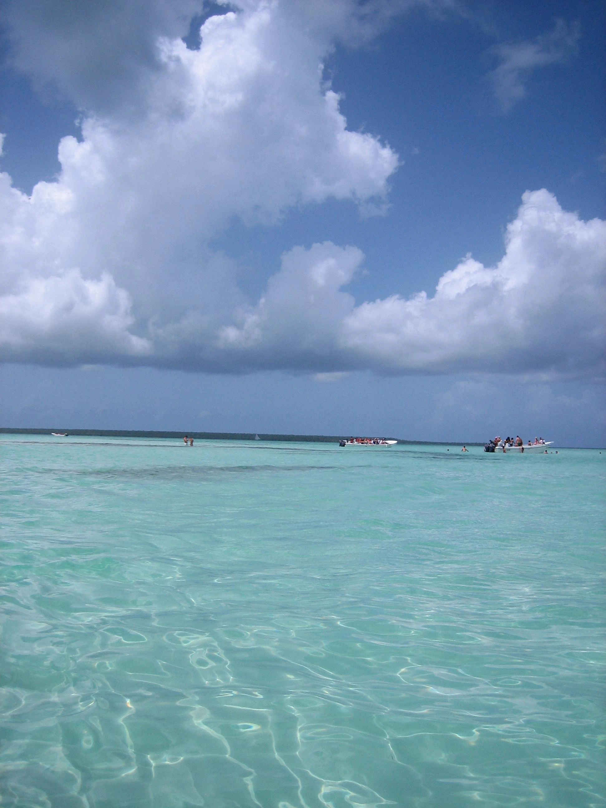 Acqua turchese limpida e poco profonda si estende all’orizzonte durante un’escursione a Saona.