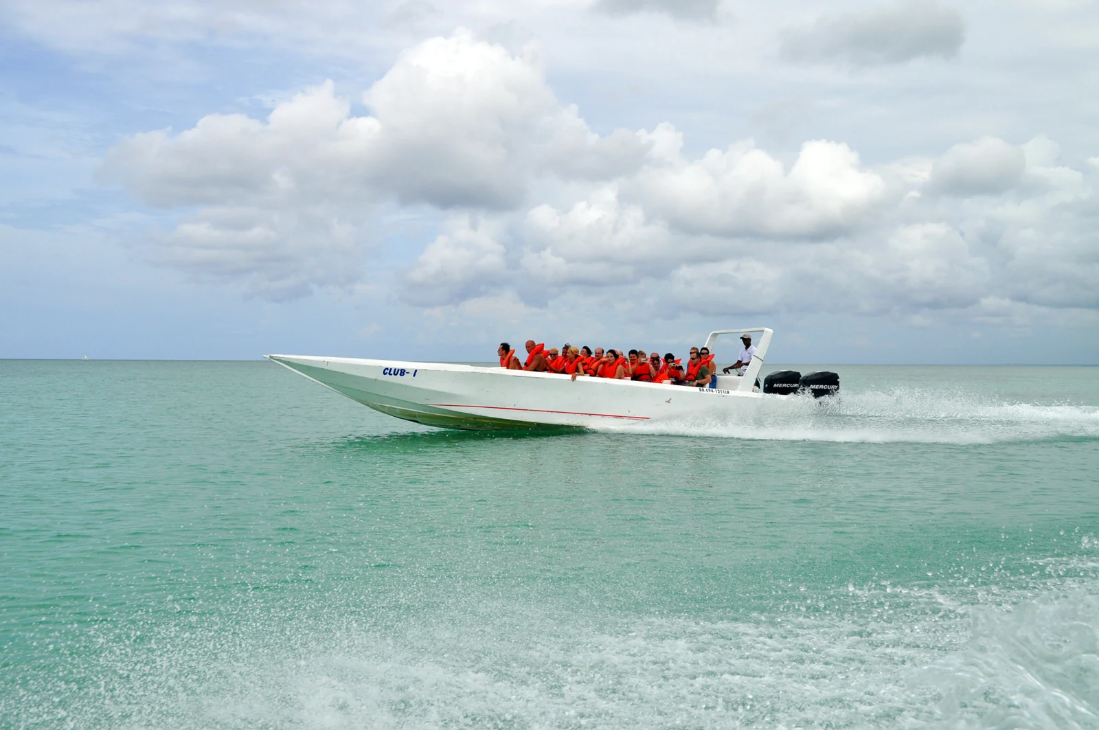Un motoscafo bianco per passeggeri attraversa le acque turchesi dei Caraibi lungo la rotta verso l’isola di Saona.